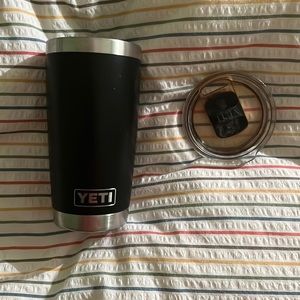YETI 20 Oz Black Rambler with magnetic lid